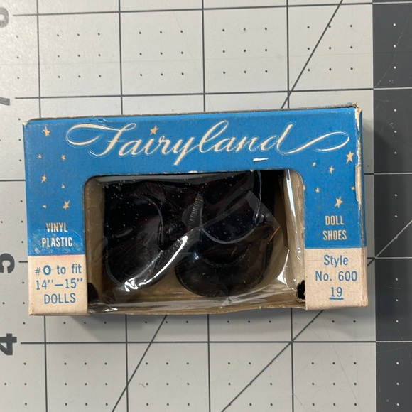 Vintage doll shoes and skates, white vinyl ice skates / black vinyl shoes - Picture 12 of 13